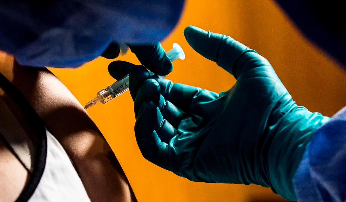 Τρίτη δόση εμβολίου: Οι θέσεις της ΕΟΠΕ για την προτεραιοποίηση των ογκολογικών ασθενών