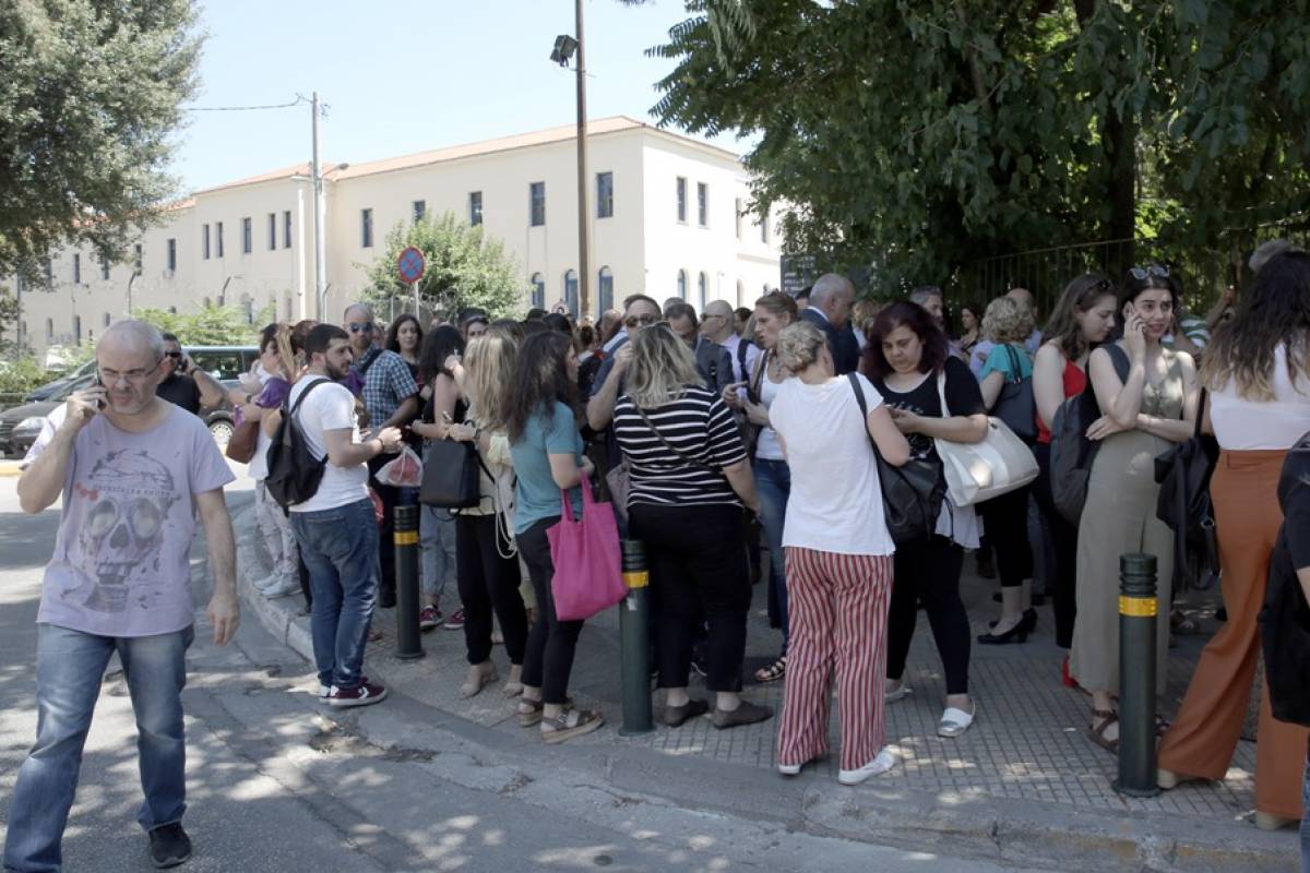 Σεισμός Αθήνα: «Περιορίστε τα κινητά τηλέφωνα, επιλέξτε το διαδίκτυο»