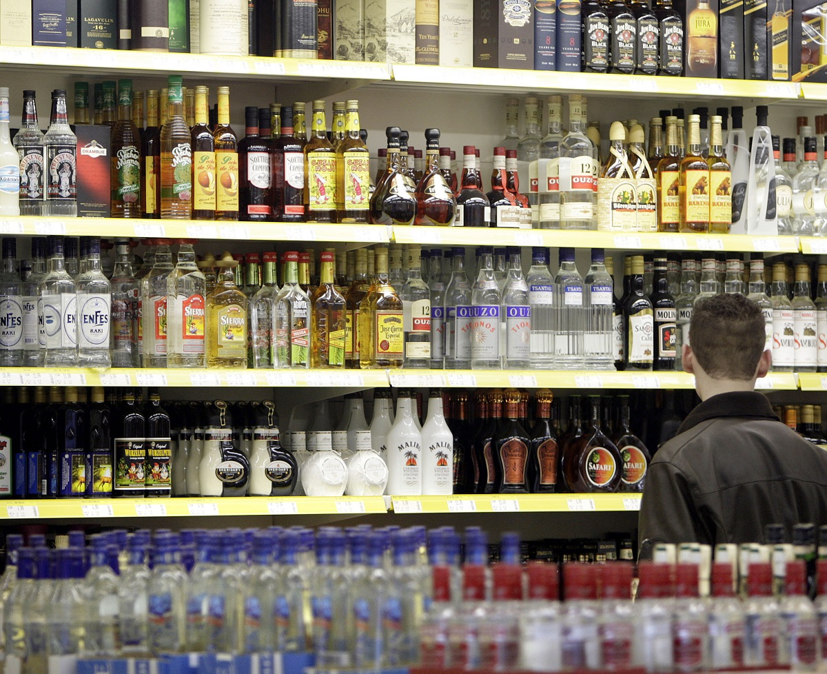 «Γίγαντας» του λιανεμπορίου σταματά τις online πωλήσεις αλκοόλ και delivery