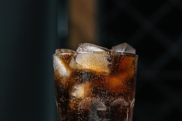 Έρευνα: τα ανθρακούχα ποτά αυξάνουν την πιθανότητα πρόωρου θανάτου – Ποιους αφορά