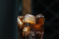 Έρευνα: τα ανθρακούχα ποτά αυξάνουν την πιθανότητα πρόωρου θανάτου – Ποιους αφορά