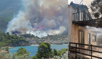 Μεγάλη φωτιά στο Πόρτο Γερμενό: Κάηκαν τα πρώτα σπίτια - Εκκενώνεται ο Μύτικας