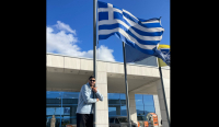 «Αγκαλιά» με την Ελληνική σημαία ο Τούρκος Ενές Καντέρ