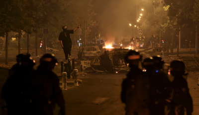 Η Γαλλία στις φλόγες: Εξέγερση με δύο νεκρούς και έναν διαδηλωτή στην εντατική μετά από πυροβολισμούς (Εικόνες - Βίντεο φρίκης)