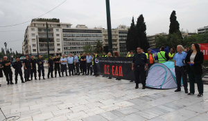 Αστυνομικοί κατασκήνωσαν στο Σύνταγμα – Διαμαρτύρονται για περικοπή του επιδόματος μετεγκατάστασης