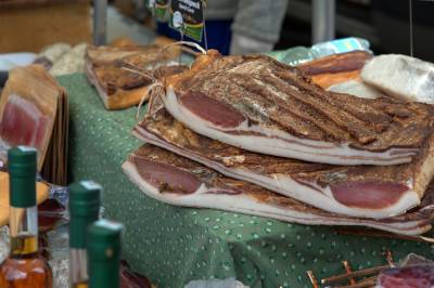Κρέας που φτιάχτηκε σε εργαστήριο μπαίνει στην αγορά