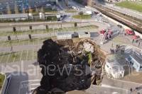 Νάπολη: Άνοιξε η γη και κατάπιε αυτοκίνητα έξω από νοσοκομείο (Βίντεο)