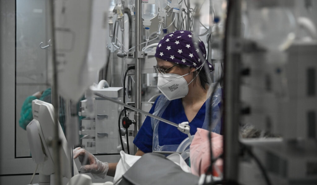 Κορονοϊός: Χάος στα νοσοκομεία, 35% αύξηση των εισαγωγών – 290% πάνω τα κρούσματα