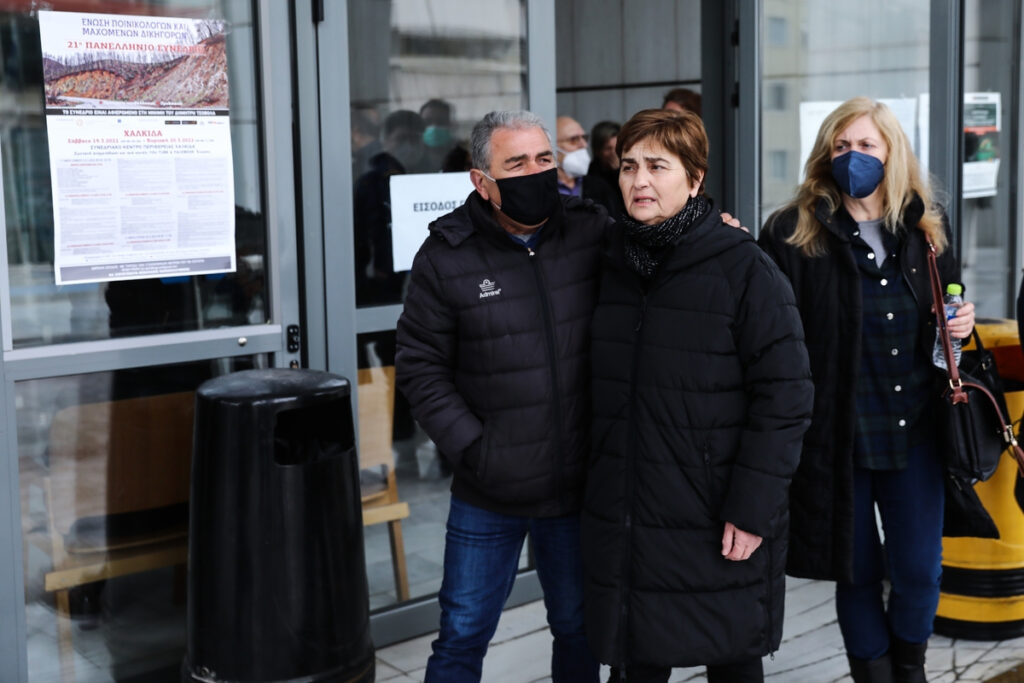 Ελένη Τοπαλούδη: Ένταση στη δίκη – «Δολοφόνοι, εμείς χάσαμε το παιδί μας»