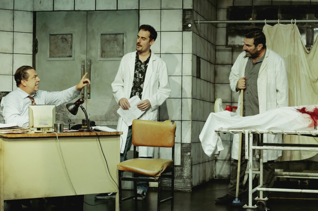 «Αξύριστα Πηγούνια»: Η sold out παράσταση επιστρέφει στο Μικρό Χορν