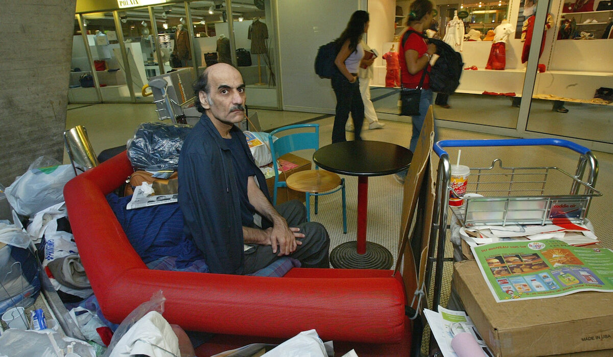 Πέθανε ο άνθρωπος που έζησε 18 χρόνια σε ένα αεροδρόμιο – Έγινε ταινία από τον Τομ Χανκς