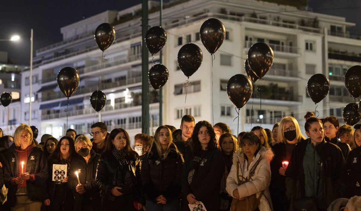 Monde: Στην Ελλάδα η θλίψη γίνεται οργή – Εκτενές ρεπορτάζ για την τραγωδία