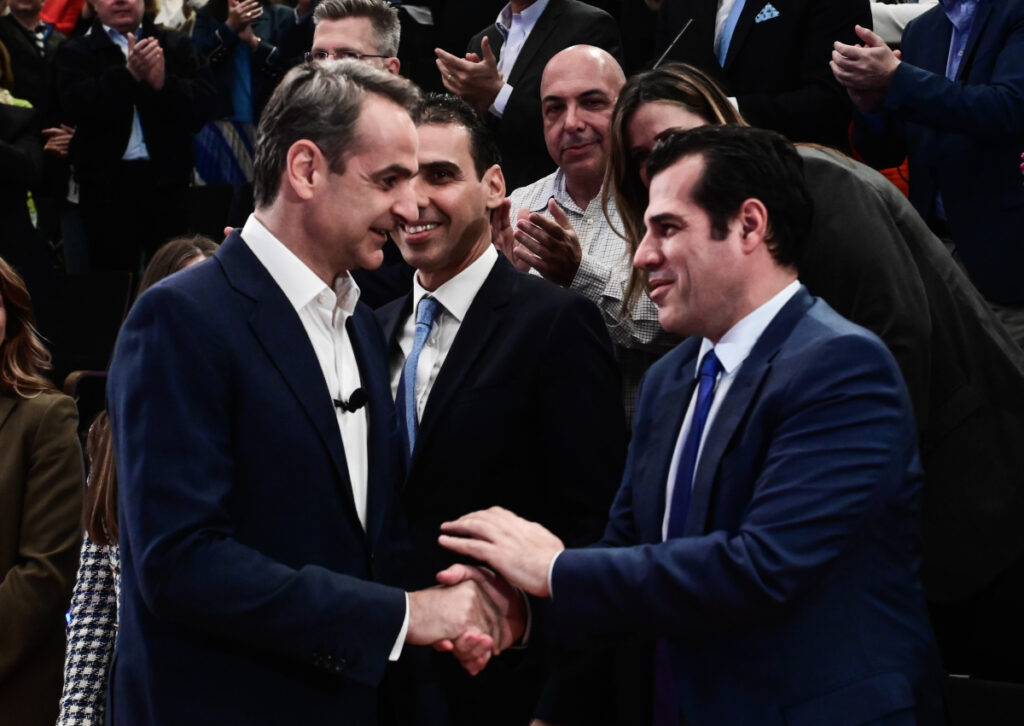 Έκθετος ο Θάνος Πλεύρης: Έκανε εκλογικό κέντρο το υπουργείο Υγείας – «Επιστράτευσε» και τον ΕΟΔΥ
