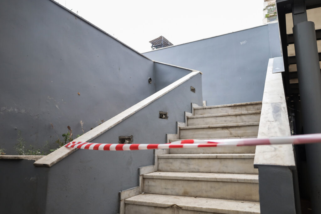 Βαρβάκειος: Βρέθηκε νεκρή γυναίκα με σημάδια στον λαιμό