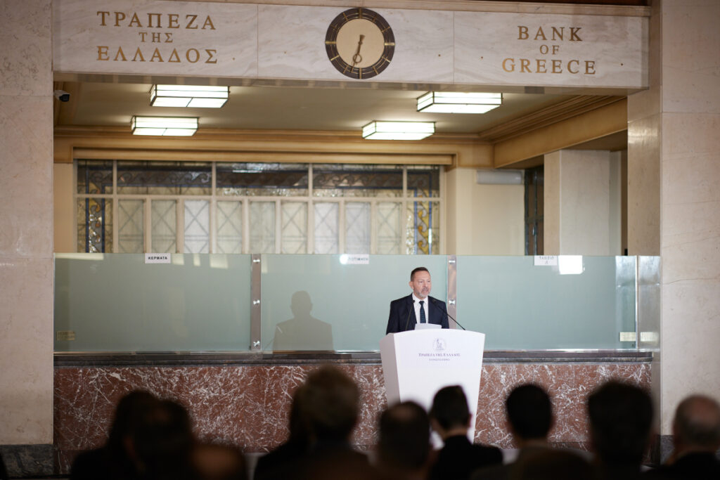 Στουρνάρας: «Η ΕΚΤ πρέπει να αντιμετωπίσει πιο μεγάλα προβλήματα από τη Fed» – Προβλέπει μείωση επιτοκίων