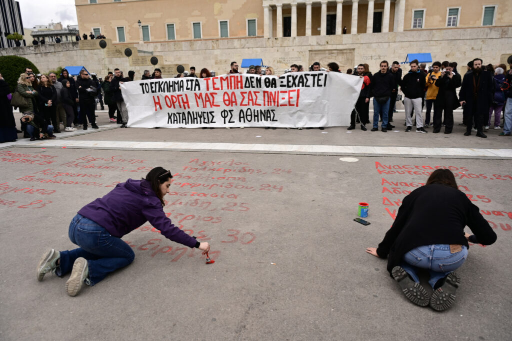 Τέμπη: Τα ονόματα των 57 νεκρών μπροστά από το μνημείο του Αγνώστου Στρατιώτη – Φωτογραφίες