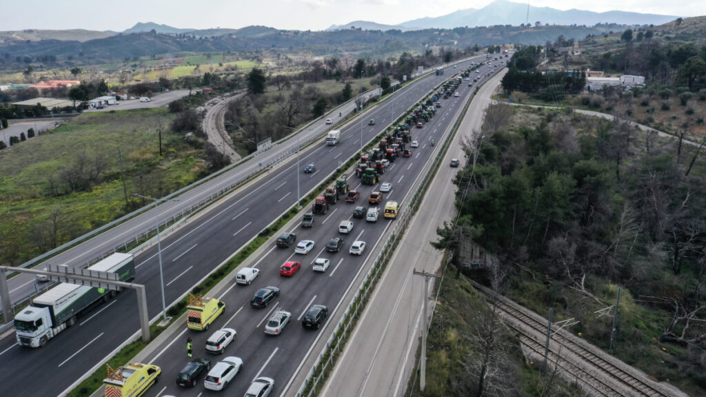 Οι αγρότες έφτασαν στην Αθήνα με τα τρακτέρ τους αλλά δεν πλήρωσαν διόδια – Ποιος ο λόγος