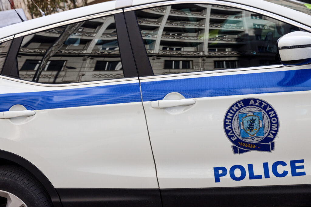 Θεσσαλονίκη: 42χρονος μαχαίρωσε στον λαιμό τη σύζυγό του – Αναζητείται από την αστυνομία