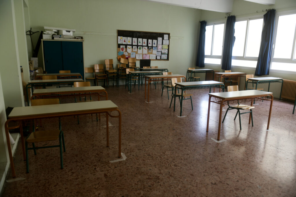 «Παραθρησκευτικός χώρος από εύπορες οικογένειες» – 300 παιδιά διδάσκονται παράνομα σύμφωνα με την ΟΙΕΛΕ
