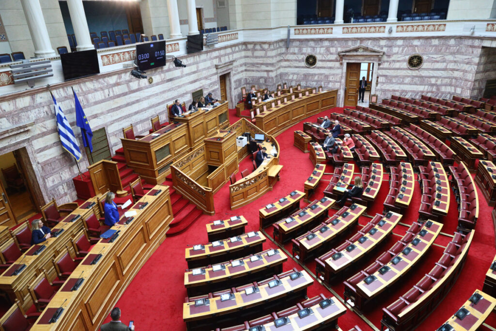 Στη Βουλή οι ρυθμίσεις για το φθηνότερο αγροτικό τιμολόγιο ρεύματος – Πώς διαμορφώνονται οι τιμές