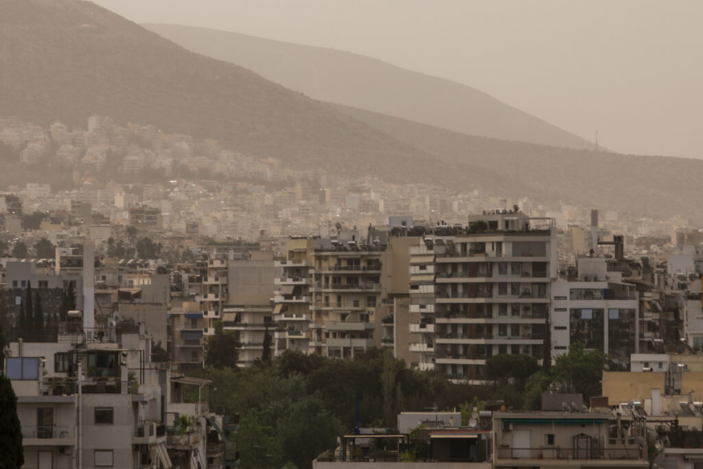 Αφρικανική σκόνη: Ποιοι κινδυνεύουν και ποια τα συμπτώματα – Οδηγίες από τον ΕΟΔΥ