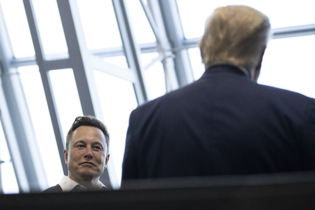 Έπεσαν οι Muskες – Ο ισχυρός της Tesla στηρίζει τον Ντόναλντ Τραμπ