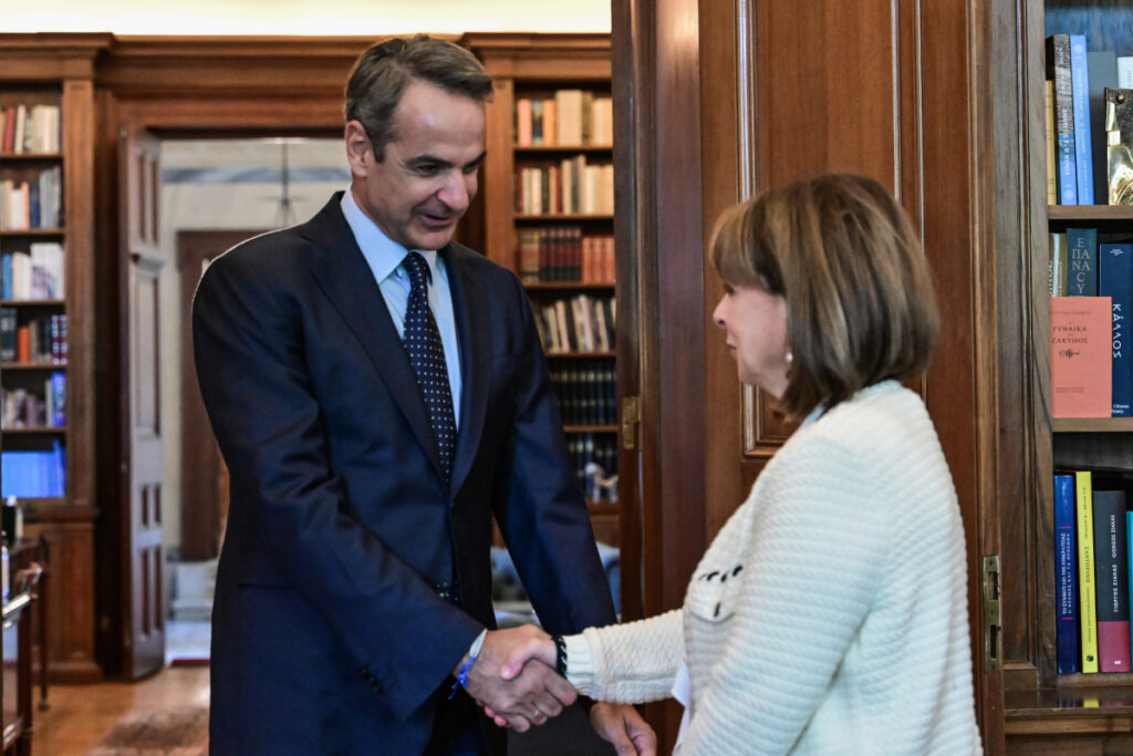 Μηνύματα «απαξίας» Μητσοτάκη σε Σαμαρά και Καραμανλή: Επιμένει σε Σακελλαροπούλου, αγνοεί τα «βέτο»