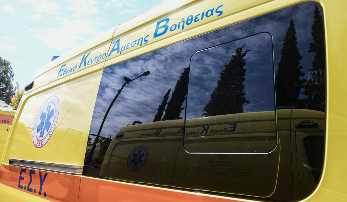Μάχη για τη ζωή του δίνει 25χρονος στην Κρήτη, έπεσε με το κεφάλι στα βράχια