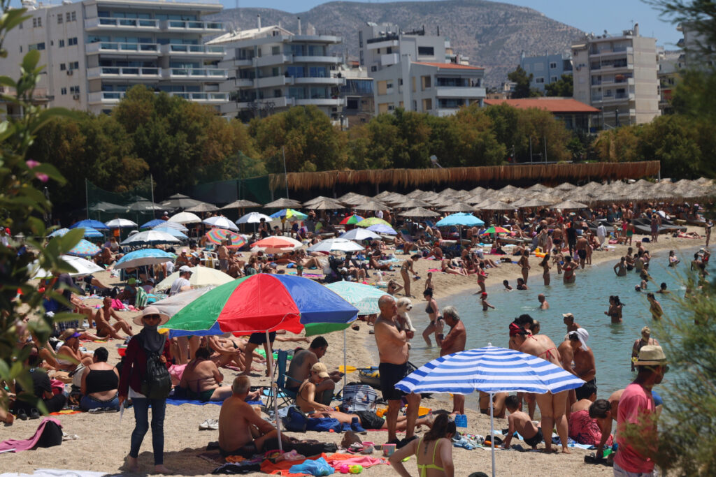 «Ξεχύθηκαν» στις παραλίες οι Αθηναίοι για να αντέξουν τον καύσωνα (εικόνες)