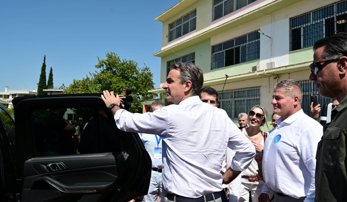 Απρόοπτο στο εκλογικό κέντρο που ψήφισε ο Μητσοτάκης: Γυναίκα τρόμαξε και άρχισε να ουρλιάζει (βίντεο)