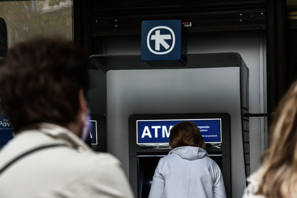 Τράπεζες: Πρόσω ολοταχώς για μείωση στις προμήθειες – Η «οδηγία» Χατζηδάκη