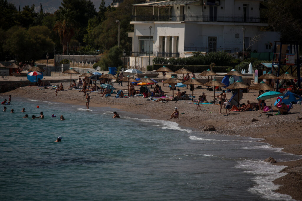Ακριβή μου… «βουτιά»: Ποιες είναι οι τιμές στις ξαπλώστρες σε οργανωμένες παραλίες της Αττικής