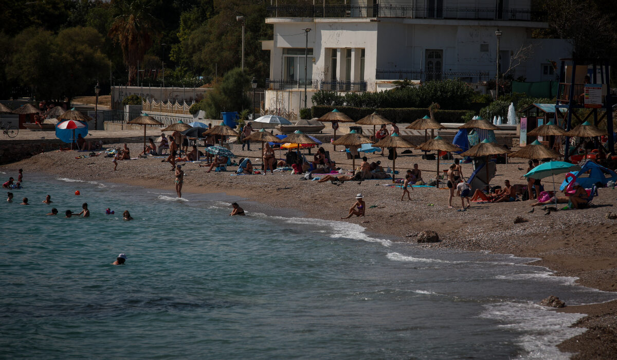 Ακριβή μου… «βουτιά»: Ποιες είναι οι τιμές στις ξαπλώστρες σε οργανωμένες παραλίες της Αττικής