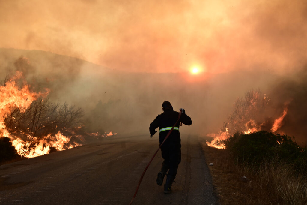 Συναγερμός στην Πυροσβεστική: 35 πυρκαγιές από νωρίς το πρωί στη χώρα – Ο χάρτης πρόβλεψης κινδύνου για φωτιά την Τρίτη 6/8