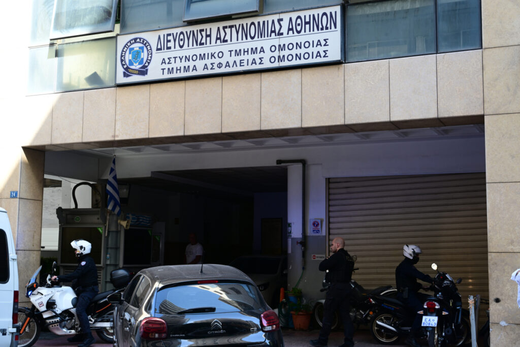 Μυστήριος θάνατος στο ΑΤ Ομονοίας: Νεκρός αλλοδαπός στα κρατητήρια – Η ανακοίνωση της ΕΛ.ΑΣ.