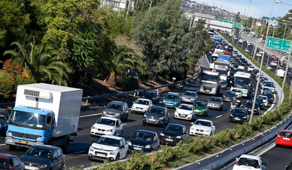 Κίνηση στους δρόμους: Απέραντο πάρκινγκ ο Κηφισός, ουρές χιλιομέτρων – Πού παρατηρούνται προβλήματα