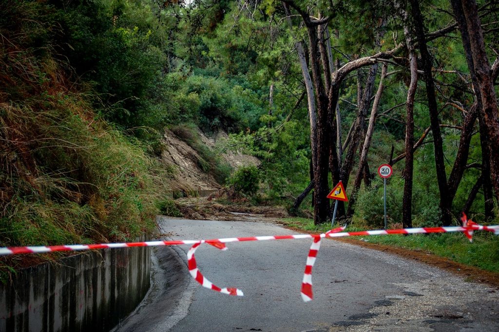 Κακοκαιρία Bora: «Σάρωσε» τη Ρόδο και την Λήμνο – Απαγόρευση κυκλοφορίας οχημάτων, κλειστά σχολεία