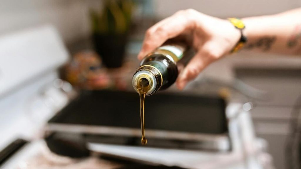 «Δεν γίνεται να θέλουμε να πληρώνουμε το λάδι όσο πληρώνουμε έναν καφέ» – Πέφτει η τιμή παραγωγού