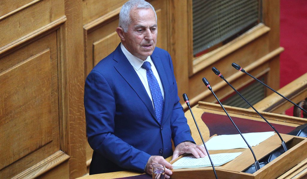 Κατέθεσε τη δήλωση ανεξαρτητοποίησης του ο ναύαρχος Αποστολάκης – Ο νέος «χάρτης» της Βουλής