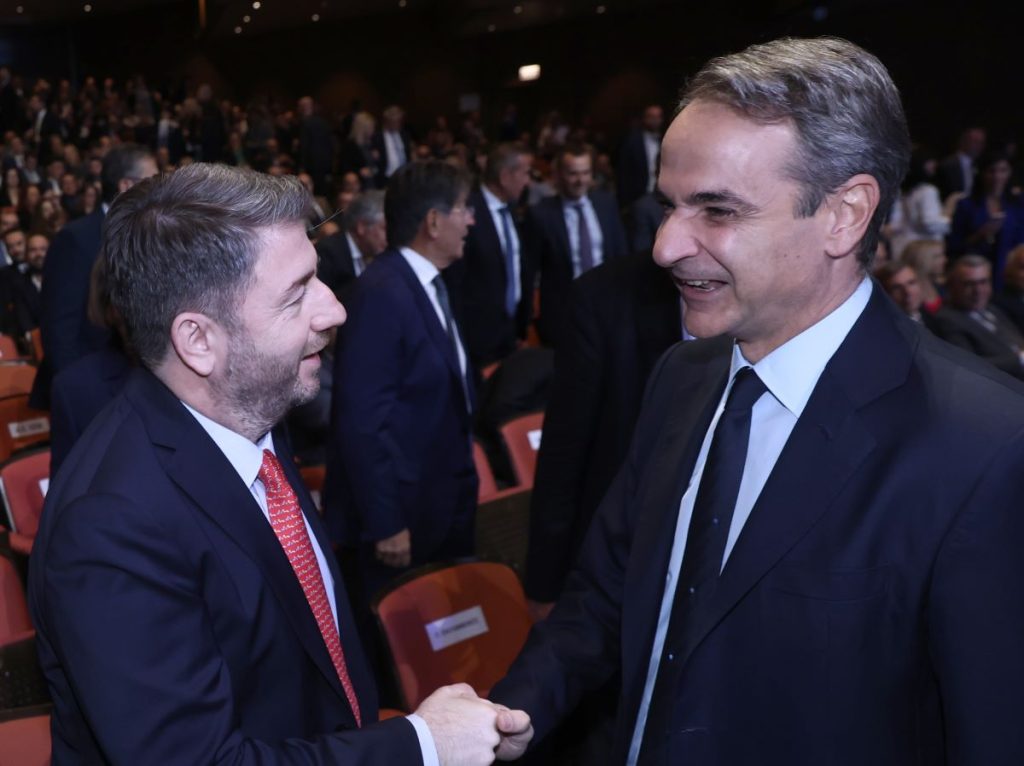 Μικραίνει κι άλλο η διαφορά ΝΔ – ΠΑΣΟΚ στο νέο κύμα δημοσκοπήσεων