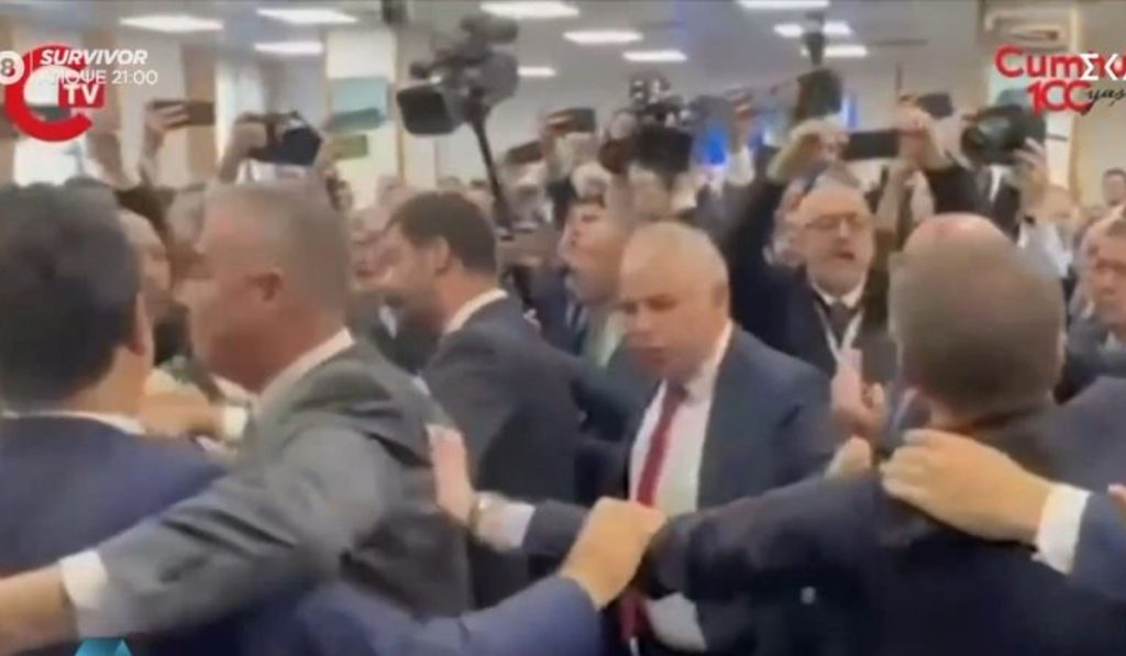 «Ρινγκ» η τουρκική Βουλή – Υπουργός πιάστηκε στα χέρια με βουλευτές της αντιπολίτευσης