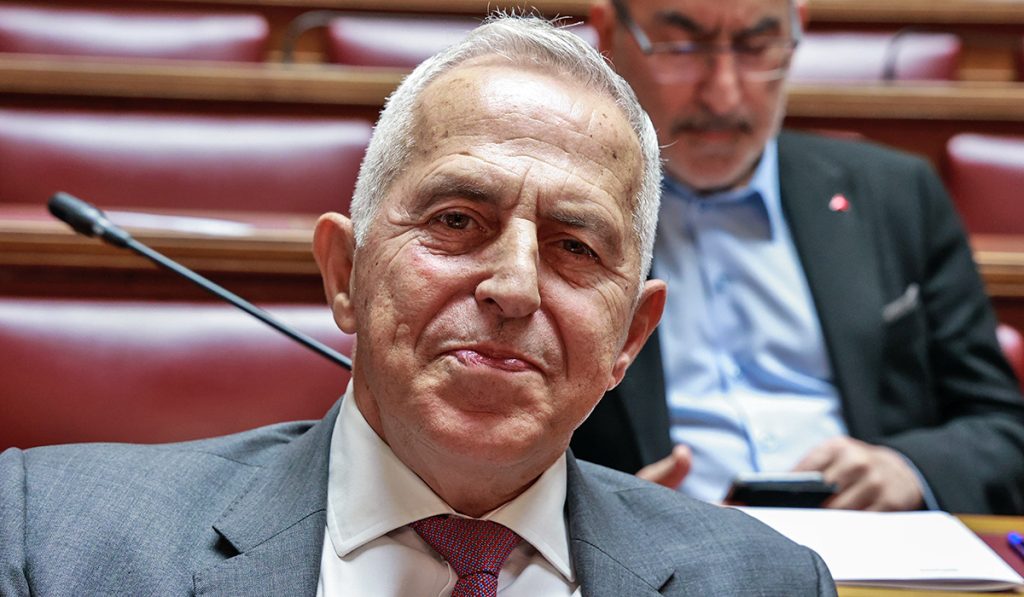 Οι «λούφα και παραλλαγή» κουνάνε το δάχτυλο στον ναύαρχο Αποστολάκη