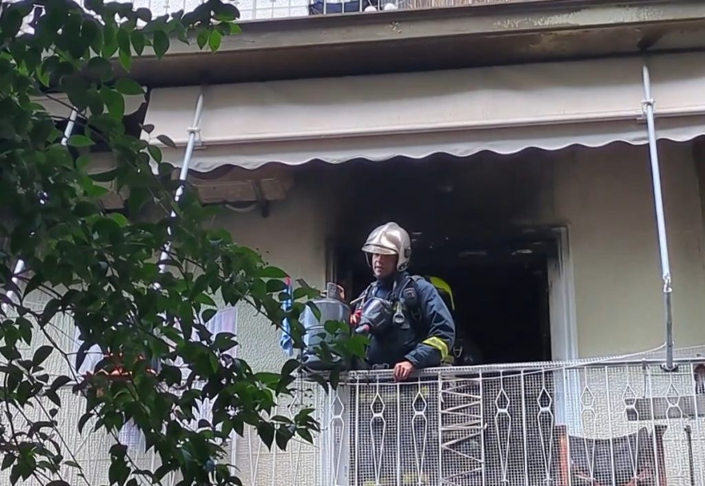 Συναγερμός στον Άγιο Παντελεήμονα: Φωτιά σε διαμέρισμα και απεγκλωβισμός μητέρας με παιδί (βίντεο)