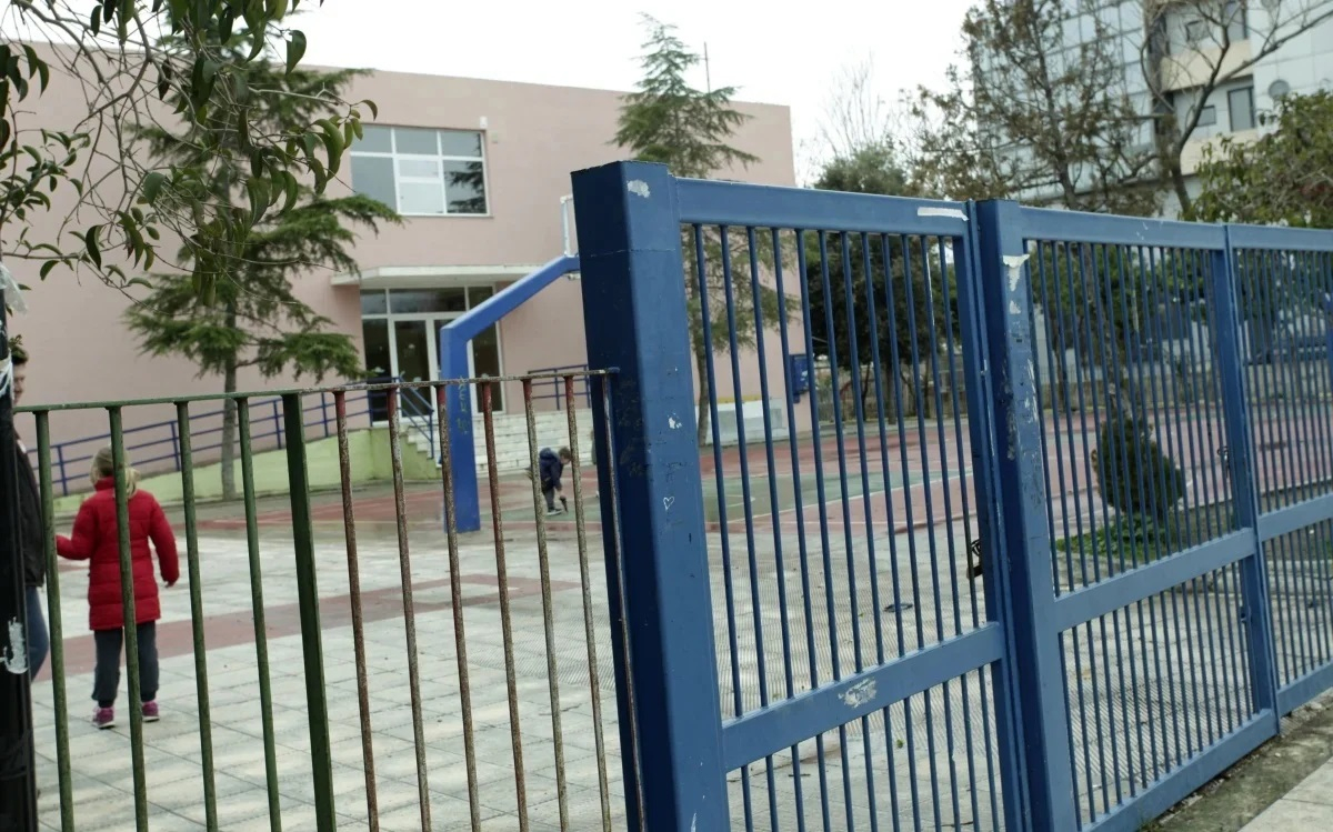 Σεισμός στη Χαλκιδική: Ρωγμές στο γυμνάσιο Κασσάνδρας – Στο προαύλιο οι μαθητές