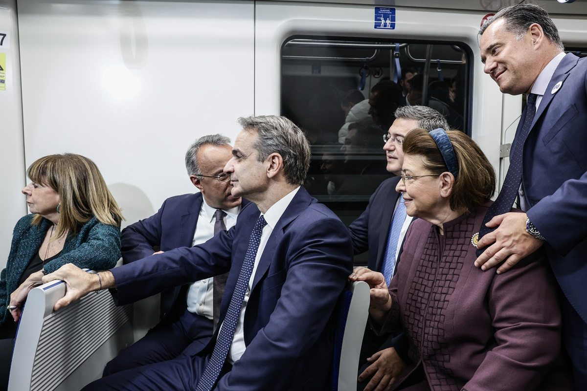 Μετρό Θεσσαλονίκης: Οι πρώτοι συρμοί στις ράγες – «Βόλτα» Σακελλαροπούλου, Μητσοτάκη και όχι μόνο (εικόνες)