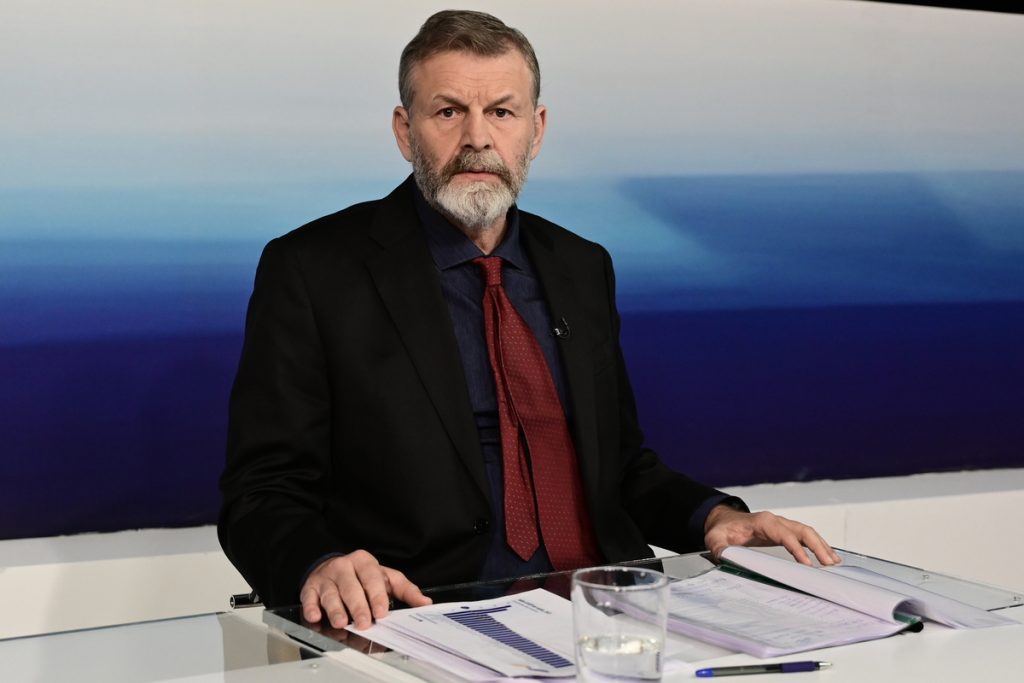Γκλέτσος: «Δεν παράγουν ρεύμα οι ανεμογεννήτριες γιατί δεν έχουν μπαταρίες» – Επιμένει και για τις ιερόδουλες
