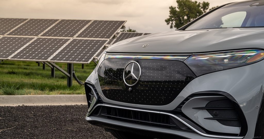 Ηλεκτρικές Mercedes: Θα φορτίζονται δωρεάν οι μπαταρίες τους, όταν σταθμεύουν στον ήλιο