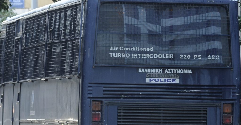 Σοβαρό τροχαίο με κλούβα των ΜΑΤ – Χτύπησε πάνω σε παρκαρισμένα και ντεραπάρισε