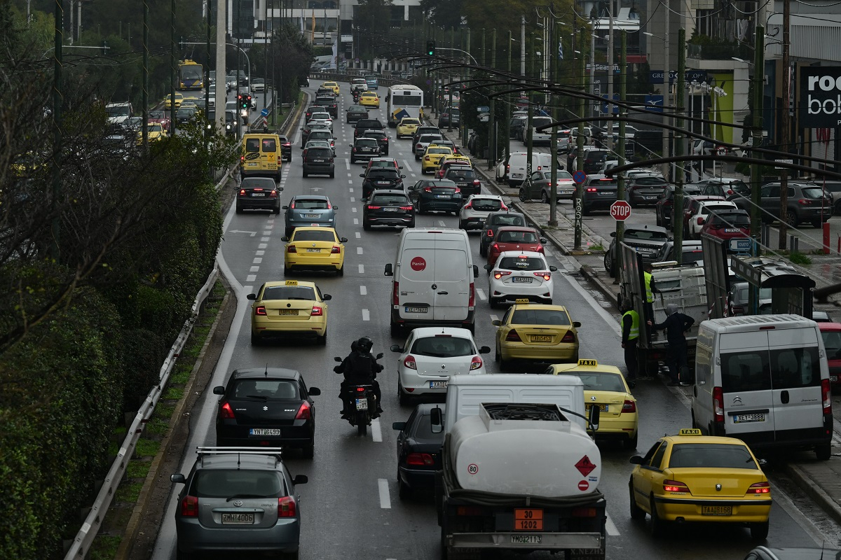 Νέος ΚΟΚ με πρόστιμα και σε πεζούς και πατίνια – Τι ισχύει για τα μηχανάκια