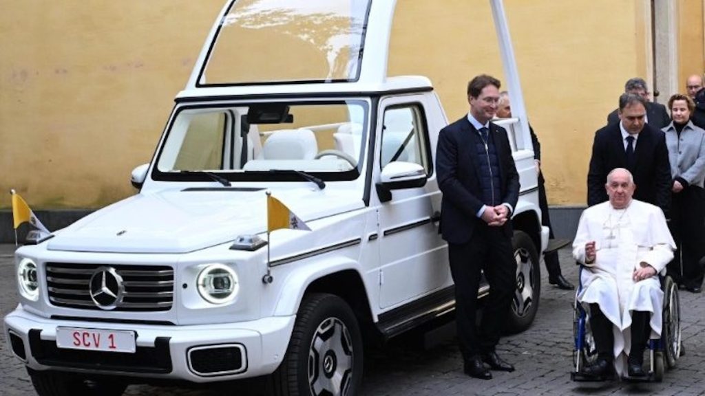 Η Mercedes παρέδωσε στον Πάπα Φραγκίσκο το πρώτο ηλεκτρικό «Popemobile» (εικόνες, βίντεο)